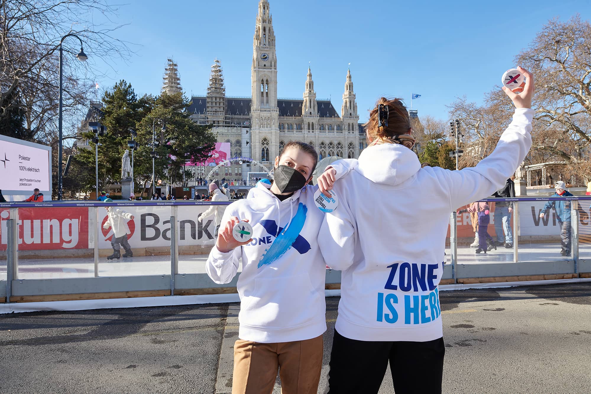 zwei Promotoren in einem Zone X Hoodie.